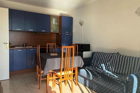 Situé à moins de 200m de la plage et du centre ville, cette résidence vous séduira par sa proximité des commerces et de la mer. Votre appartement de vacances au septième étage comprend une entrée, une chambre avec un lit double, une seconde chambre a...