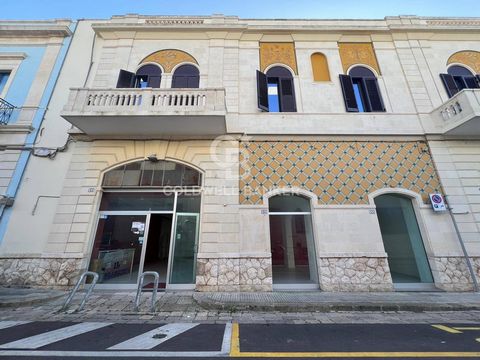 GALATINA - SALENTO Nous sommes heureux de proposer à la vente un grand et prestigieux espace commercial situé au cur battant de Galatina, à quelques pas de la célèbre Piazza Fortunato Cesari. Insérée dans un contexte immobilier historique prestigieux...