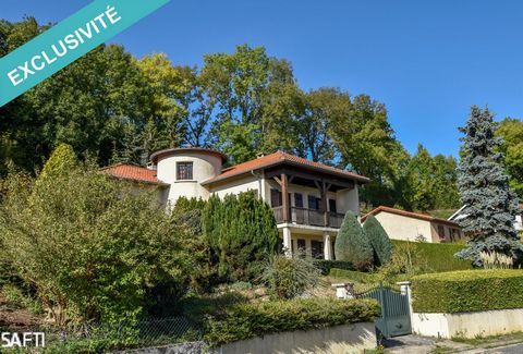 Maison de qualité, conçue avec soin par des artisans réputés. Le niveau principale nous accueil avec le hall desservant de plain pieds un grand séjour ouvrant sur une terrasse ensoleillée, une cuisine et une chambre donnant sur la loggia offrant une ...