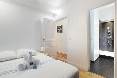 Wunderschöne 2-Zimmer-Wohnung im Herzen von Saint-Germain des Près in einem typisch Pariser Gebäude im Hausmann-Stil. Sie können das ideale Paris in der Nähe der wichtigsten Orte der Hauptstadt entdecken, wie der Kirche Saint Germain, der Kathedrale ...