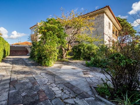 Prime Area of Parede Investment Potential In the heart of Parede, one of Cascais' most prestigious areas, lies this ground-floor home with excellent natural light and great potential. 4 bedrooms (1 en-suite) 3 bathrooms Spacious balcony and private g...