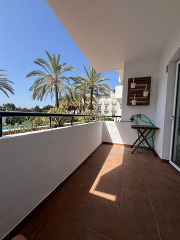 Apartment in Mirador del Rodeo - Nueva Andalucía - Marbella . Discover this bright first floor apartment with pool views, located in the exclusive gated community Mirador del Rodeo, just 1.3 km (20 minutes walk) from Puerto Banús and its beaches. The...