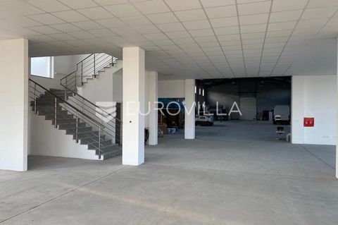 A modern, well-constructed commercial property with a total area of 1,350 m² is available for rent in the organized industrial zone of Slavonski Brod, located in close proximity to the A3 motorway and the eastern entrance to the city. The property si...