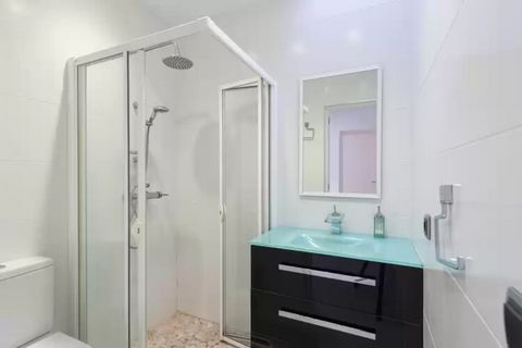 Outside this beautiful property you will find an ideal place to spend your vacation and enjoy its 9m long by 4m wide pool that has a depth of 1m to 2.20m. You can enjoy the sun on the sun loungers at your disposal and enjoy delicious meals cooked in ...