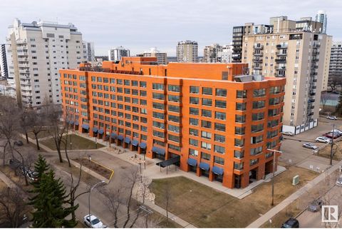 Deze lichte en rustige hoekunit is een opvallende investering in het hart van het centrum, op slechts enkele minuten van de Grant MacEwan University. Met een sterke huurvraag en positieve cashflowprestaties past het perfect in de portefeuille van elk...