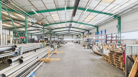 Local d'activité, bureaux, show room et atelier de 3 745 m² proche autoroute