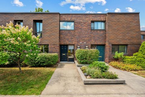 Superbe maison en copropriété dans le projet Les Terrasses Neufchâtel, située à Saint-Lambert. Cette maison de ville offre un cadre de vie spacieux, moderne et agréable, idéal pour une famille en quête de confort. *4 chambres à coucher à l'étage *2 s...