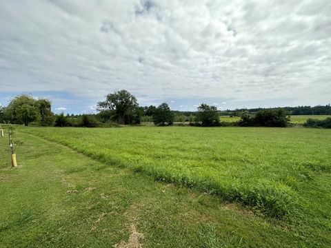 Terrain constructible de 5380 m2 proche centre d'Eauze
