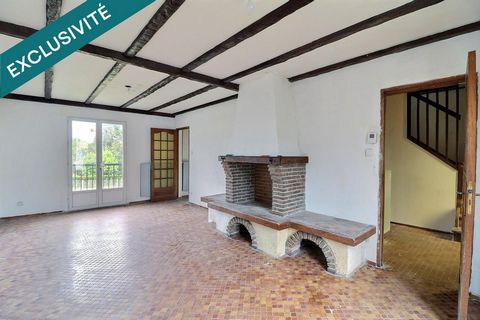 Maison semi-mitoyenne sur sous-sol en résidence, 3 chambres, stationnement, garage, jardin.