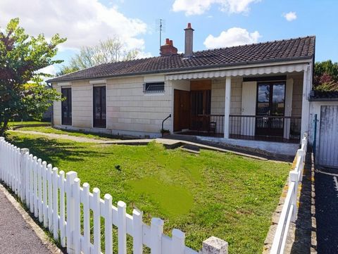 Maison de plain-pied avec 2 garages attenants et un terrain de 600m2 environ
