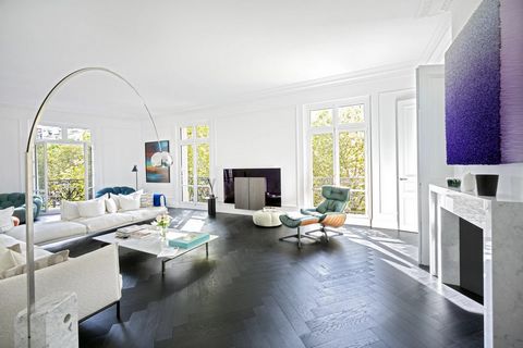 Parijs 16e ? Avenue Victor Hugo Prestigieus Haussmanniaans appartementPerfect gelegen aan de prestigieuze Avenue Victor Hugo, tegenover Square Lamartine in het hart van het 16e arrondissement, belichaamt deze uitzonderlijke residentie in Haussmann-st...