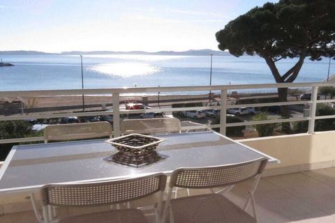 Cet appartement de 48 m² est idéal pour des vacances à la plage. La cuisine est entièrement équipée avec cuisinière, réfrigérateur, four et micro-ondes. Le salon chaleureux, au mobilier élégant, dispose d'une table à manger, d'un canapé et d'une télé...