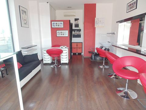 Excelente loja em Lagos. Localizada numa das zonas nobres da cidade, ao lado da Câmara Municipal, numa urbanização residencial e de lojas. Composta por uma sala ampla e instalação sanitária. Completamente equipado para salão de cabeleireiro. Com poss...