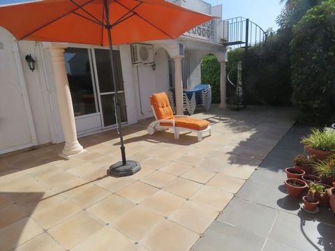Un bungalow de charme typique de Calypso. La propriété dispose de 3 chambres doubles et de 2 salles de bains dont une attenante. L’espace cuisine-salon semi-ouvert mène à une grande terrasse ensoleillée. Sur le devant de la propriété se trouve un par...