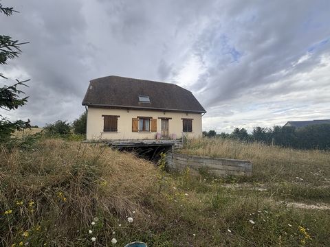 Maison à rénover de 2004 à fort potentiel proposant de beaux volumes, un très beau terrain donnant sur les champs, cadre calme assuré ! Pour l'organisation intérieur, vous trouverez au rdc : entrée, salon-séjour, cuisine séparée, wc, salle de bains a...