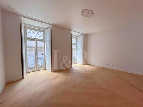 Magnificent two-bedroom apartment with 120 sqm located in Ando Living Fanqueiros House. This spacious apartment has a ceiling height of 2.93 meters and is distributed as follows: upon entering, we find a spacious entrance hall with an open kitchen an...