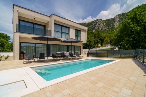 Crikvenica – Bribir, villa moderne avec piscine privée en construction. Cette propriété élégante offre 150 m² d'espace de vie sur un terrain de 500 m², située dans un emplacement microlocal calme et attrayant près de la mer. La villa est soigneusemen...