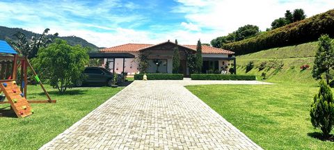 Spectacular luxury country house, on one floor, with 2,547 m2 of flat land and 470 m2 of built area, with double height, very spacious and well-lit spaces, has 3 bedrooms each with bathroom and dressing room, maid's room with bathroom and closet, soc...
