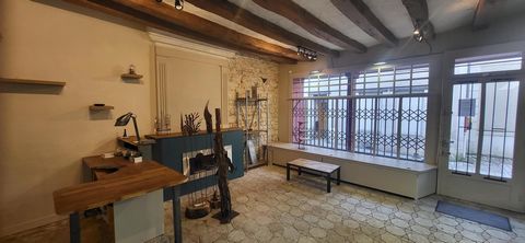 Centre la Roche Posay immeuble avec boutique