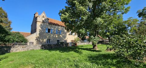 Bel ensemble en pierre dans un hameau