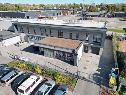 Lokal użytkowy 200 m² na wynajem – duże witryny, parter, świetna ekspozycja! | Łódź, ul. Rumuńska / Limanowskiego Szukasz miejsca, które przyciąga uwagę przechodniów i klientów? Ten lokal spełni wszystkie oczekiwania – doskonała widoczność, duże witr...