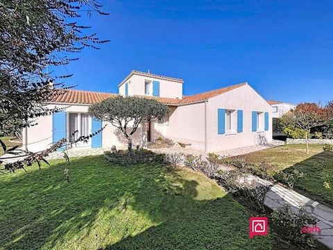 DEJA SOUS OFFRE ACCEPTEE - Isabelle Gigon Immobilier - Lagord -Maison avec beaucoup de charme en centre bourg, au calme Idéalement située au coeur de Lagord, dans un environnement paisible et recherché, cette maison parfaitement entretenue de 123 m² ...