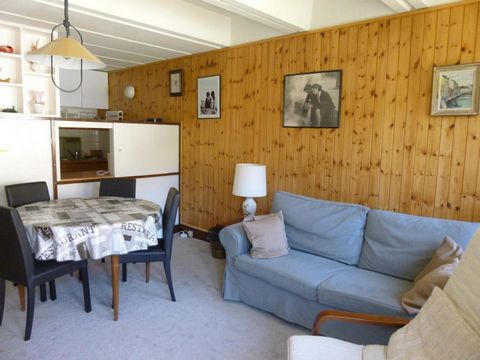 The Residence Béltegeuse is located in the Forum area of Flaine, 100 m from the ski slopes and 250 m from the Les Grandes Plattières cable car. The residence has a lift and the local shops and resort centre are nearby. Surface area : about 43 m². 5th...