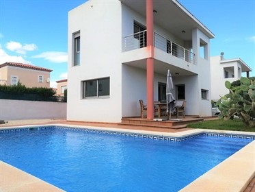 PALMERAS IMMO offers for sale : Bright house with private pool! Descriptive: Ground floor: - Living - dining room with direct access to the terrace - Independent kitchen - Bathroom with shower Floor: - 3 double bedrooms (including 2 accesses to a ter...