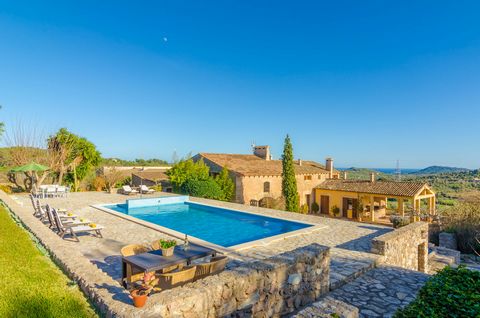 Dit prachtige landgoed, gelegen tussen de dorpen Son Servera en Artà, beschikt over een privézwembad en een adembenemend uitzicht op de omliggende landbouwgronden en bergen, en biedt plaats aan maximaal 10 personen. Het uitgestrekte landhuis, versier...