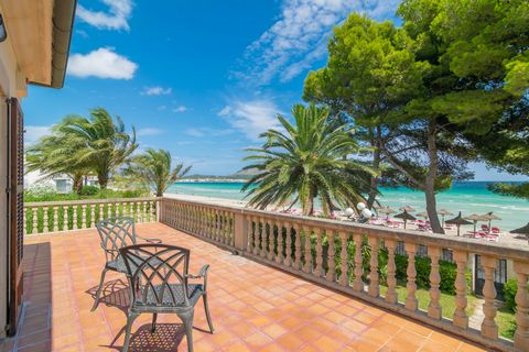 Welkom in dit prachtige huis met privé toegang tot de zee in Port d'Alcúdia. Het is geschikt voor 8 personen +1 extra. De accommodatie beschikt over een tuin met directe toegang tot het strand, drie terrassen met uitzicht op zee, een gemeubileerde ve...