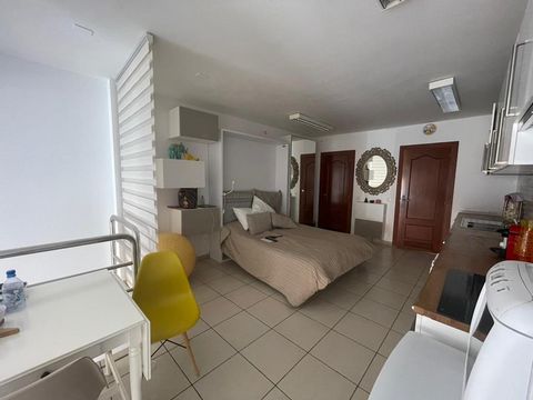 In the neighborhood of Bristol, in Corralejo you will find this wonderful 116 m2 studio. The studio is subdivided into 3 floors. at the entrance slow zone/reading area, going up a few steps, large kitchen with dining area, double bed, bathroom, built...