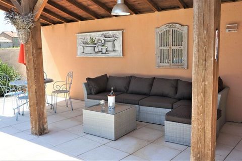 This is a beautiful 4-bedroom villa in Saint-Pierre-de-Vassols. Surrounded by vineyards, it has a swimming pool and a view of Mont Ventoux. It is great for two families. It is 4 km from the little village of Saint-Pierre-de-Vassols. You can take a tr...