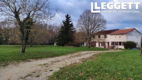 A18181SR86 - An enchanting place with a very large plot of land consisting of a wood and decorated with fruit trees. The countryside as far as the eye can see and absolute calm. This large house is nestled in the warmth of this large green plot. A te...