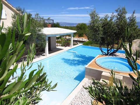 Een LUX villa in Sutivan op het eiland Brac met zwembaden en jacuzzi's op een enorm perceel van 11.450 m2! Meer dan 1 hectare tot uw beschikking met een prachtig panorama op de zee! Slechts 3 minuten met de auto naar het centrum van Sutivan of ongeve...