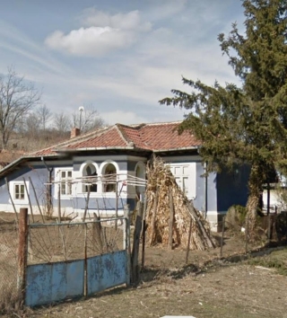 Price: €9.990,00 District: Silistra Category: House Area: 84 sq.m. Plot Size: 2500 sq.m. Rooms: 5 Bathrooms: 1 Location: Countryside One-Storey house with 2 cellars and outbuildings for renovation in a quite village with about 62 people. It is locate...