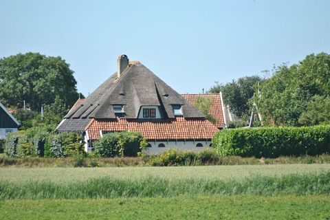 Sous le toit de chaume de cette ferme située près de l mer des Wadden, se trouve ce lodge pouvant accueillir jusqu'à quatre personnes. C'est un excellent point de départ pour découvrir la vie rurale de Texel. Le logement se trouve au milieu de la gra...