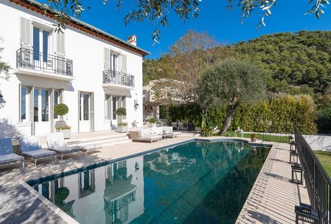 For sale in Eze, family villa offering a beautiful view over the sea, a garden and a swimming pool. This house, located in the Eze Village district, offers an interior surface area of 280 sq.m, as well as the advantage of being close to all amenities...