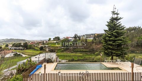 Fabulous 4 bedroom 's villa for sale in Água Longa, Santo Tirso, ideal for those who appreciate privacy and tranquility . Consisting of two floors, on the first floor is the social area composed of living room with fireplace, kitchen, bathroom and fo...