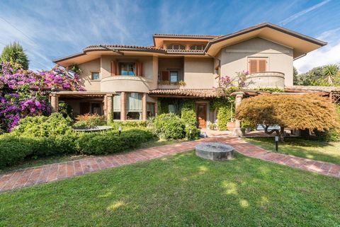 Charming villa with large spaces, characterized by beautiful and large windows overlooking the garden and finishes in local materials. The villa is located in the middle of a lush garden and is spread over 2 main levels beyond the tavern and an attic...