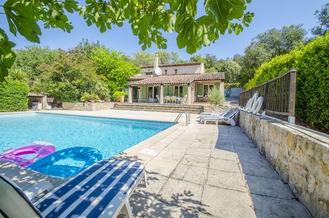 Well situated large villa in a quiet area with easy access to Sophia Antipolis. Beamed lounge with fireplace, dining room with access to fitted kitchen. 3 bedrooms, 2 bathrooms and a shower room. Guest house with lounge and bedroom. Flat land with po...
