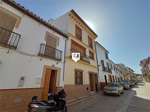 Dit recent gebouwde pand ligt in het centrum van Cuevas Bajas in de provincie Malaga in Andalusië, Spanje. U betreedt de ruime woning met 4 slaapkamers in een betegelde hal die leidt naar een grote ontvangstruimte en aan de linkerkant zijn twee tweep...