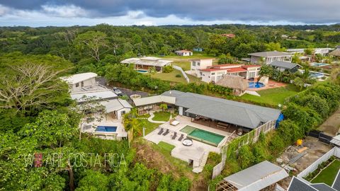 Welcome to the ultimate luxury mountain and ocean view villas located in the beautiful Santa Teresa. Nestled in over 20.000 square meters of lush land, this magnificent estate is currently divided into four lots of approximately 5.000 square meters e...