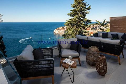 Zum Verkauf steht eine erstaunliche neu gebaute Villa in der Nähe der Stadt Dubrovnik. Die Villa liegt leicht bergauf und bietet dank ihrer idealen Lage einen herrlichen Blick auf das Meer, die Inseln, die Altstadt von Dubrovnik und den Sonnenunterga...