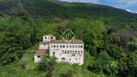 Rustic property for sale in an idyllic location between Pla de l'Estany and La Garrotxa, 3 km from the nearest town centre. The house has a total of 26 hectares, which are arranged around an impressive country house to be restored in its entirety. Th...