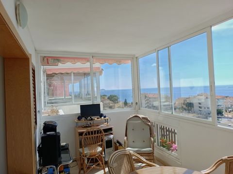 Apartment with sea views in Benidorm Great apartment in a privileged area of the port of Villajoyosa just one minute from the port, three minutes from the student beach and five minutes from the beach centre. The property has two bedrooms, one with d...