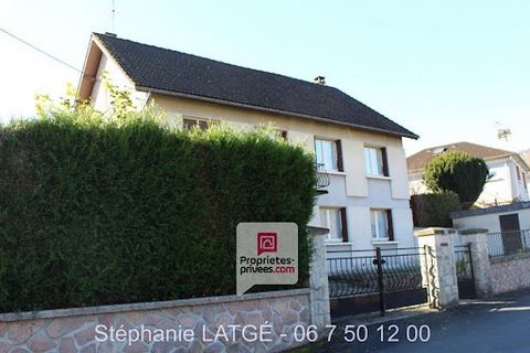 In Bort-Les-Orgues (19), opposite the Orgues, Stéphanie LATGÉ, offers you, this pleasant house with stone base, to renovate, with a living area of approximately 139 m2, garage, on a plot of 704 m2 fully fenced. Upstairs, a kitchen, a living-dining ro...