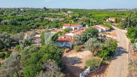 This refurbished rustic-style villa with countryside views is located in a quiet rural area, 15 minutes from the historic and peaceful town of Silves and 12 minutes from the golf courses. The beaches and water parks are 20 minutes away. The villa, wi...