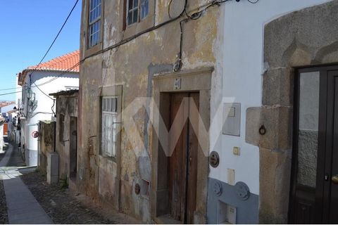Building for escape in the Old and Historic Zone of the city of Castelo Branco (Arco do Bispo), for total recovery, consisting of ground floor and 1st floor, parking area, garden and with access in different streets, there are 4 fractions. Possibilit...