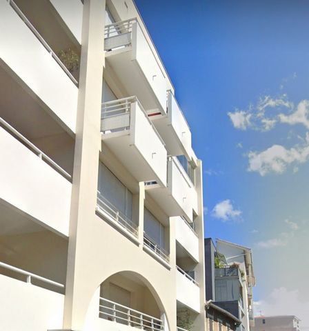 CLAIRIMMO vous propose un appartement avec une grande terrasse dans une rue calme proche de tous commerces et des transports. L'appartement se trouve dans un résidence sécurisé ou l'on peut tout se faire a pied avec parc a une minute. Il est lumineux...