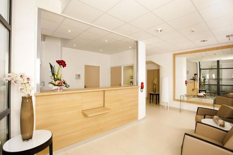 The residence offers self-catering apartments located in Neuilly-Plaisance, a 15-minute drive from Paris. It has a 24-hour reception and a mini-market on site. These stylish apartments have free WiFi access and a flat-screen TV. Each has a kitchenett...